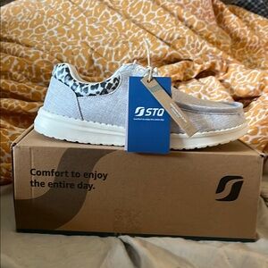 🙊STO Gray Casual Shoes with Leopard Accent